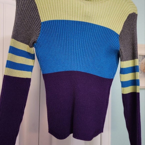 Woman's Turtleneck Size Large - Picture 2 of 4